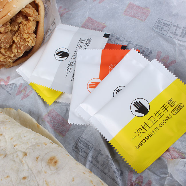 Paquete de guantes de PE de calidad alimentaria plegados individuales Restaurantes/Cafetería/Panadería/Bar de refrigerios Personalizar guantes de impresión